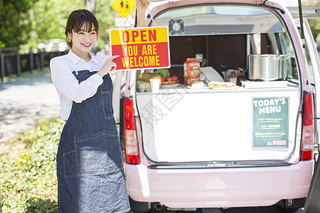 举着餐车告示牌的年轻女性图片