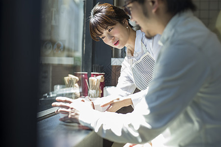 咖啡店女职员和客户聊天图片