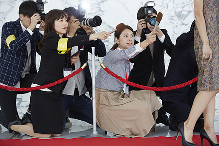 亚洲报章杂志注视报道报道一位女演员走在红地毯上图片
