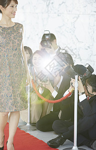 在红毯典礼上的采访记者和女演员背景图片