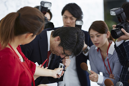 记者采访发布会上道歉的男子图片