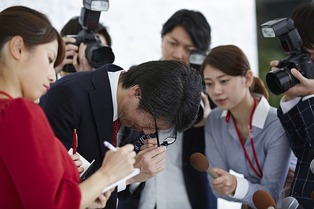 记者采访发布会上道歉的男子图片