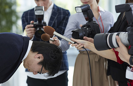 记者采访发布会上道歉的男子图片