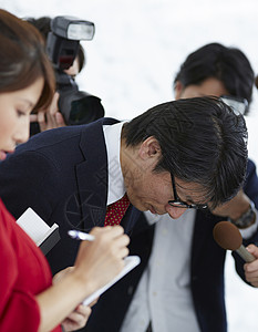 记者采访发布会上道歉的男子图片