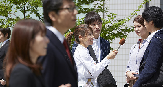 女记者开心街头采访路人图片