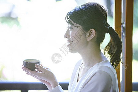  喝茶的女性图片