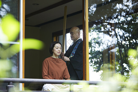 佛教僧侣和尚和女性背景