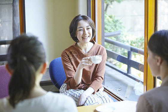 室内享受下午茶时间的女人们图片