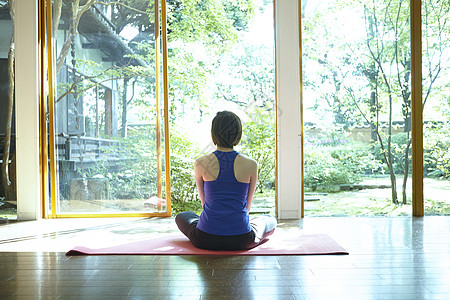 死开室内做瑜伽的女人背影背景