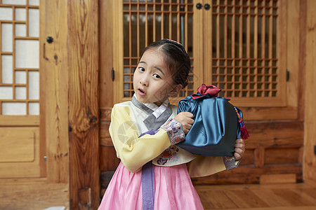 穿着韩国传统服饰的小女孩手拿礼物图片