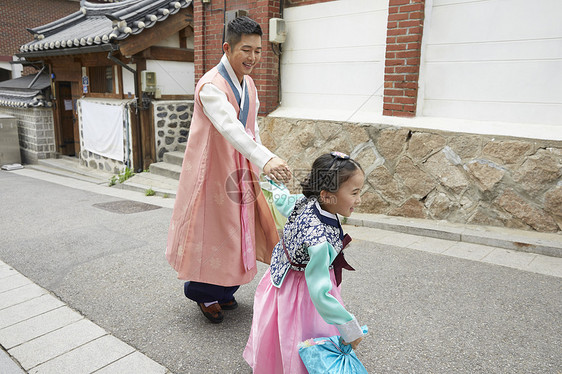 街上穿和服的母女图片