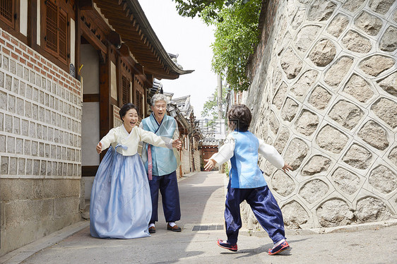 奶奶张开双臂拥抱孙子图片