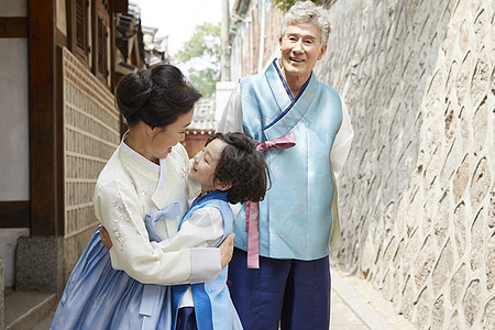 奶奶抱着孙子十分开心图片素材