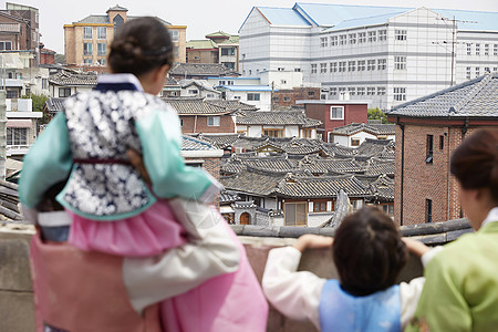 穿朝鲜服饰的一家人登高望远图片