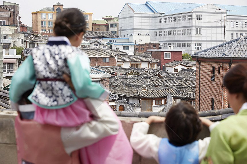 穿朝鲜服饰的一家人登高望远图片