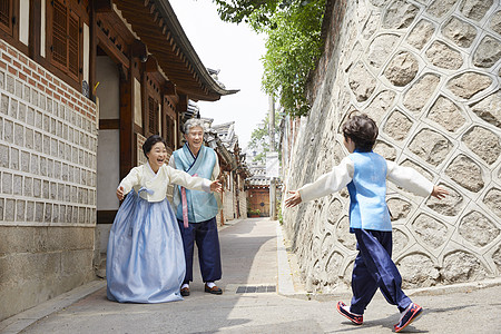 奶奶张开双臂拥抱孙子图片