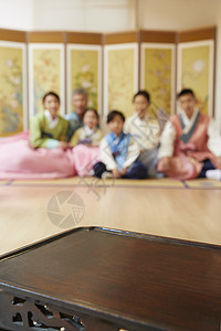 穿朝鲜民族服饰的一家人图片