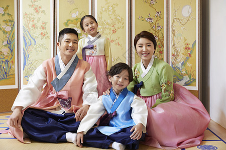 五行学说穿朝鲜民族服饰的一家人背景