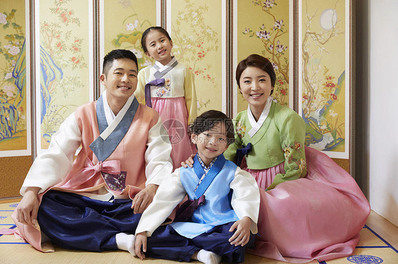 穿朝鲜民族服饰的一家人图片