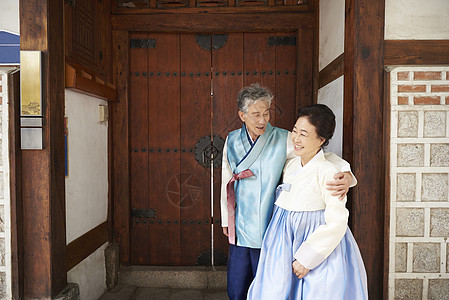 拥抱在一起的穿朝鲜服饰的爷爷奶奶图片