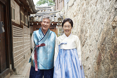 五行学说并排站着的穿朝鲜服饰的爷爷奶奶背景