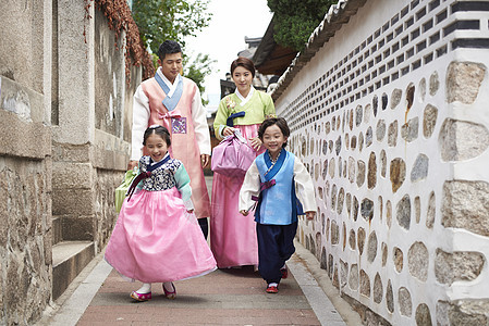穿朝鲜服饰的一家人出游图片