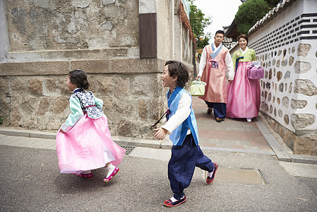 穿韩服玩耍的小孩图片