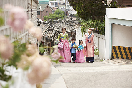 街上穿韩服的一家背景图片