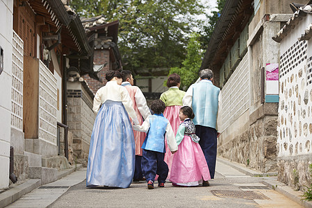 身穿韩服出游的一家图片