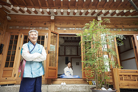 穿着韩式传统服装的老年夫妻图片