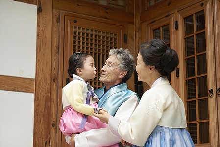 穿着韩国传统服饰的老人夫妇和孙女图片