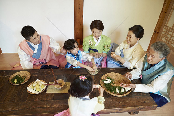 制作韩国传统节日美食的大家庭图片