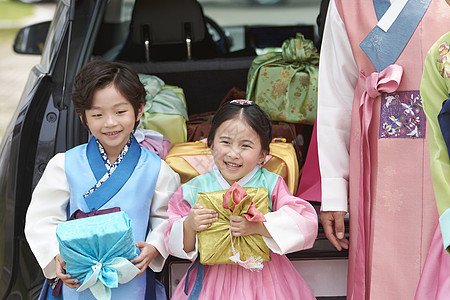 穿着韩式传统服装的小孩手拿礼物图片