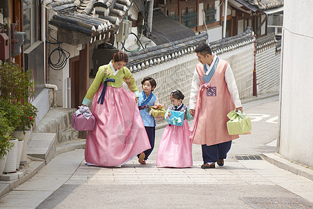 穿着韩式传统服装的家庭图片