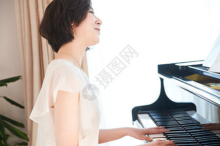 弹钢琴的优雅女人图片