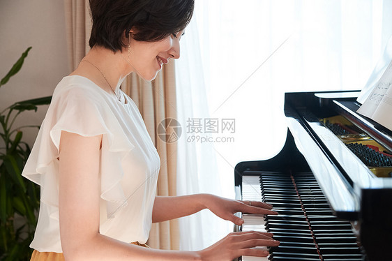 丰胸键盘女士一个女人弹钢琴图片
