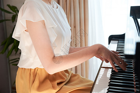 曲调女士练习一个女人弹钢琴图片