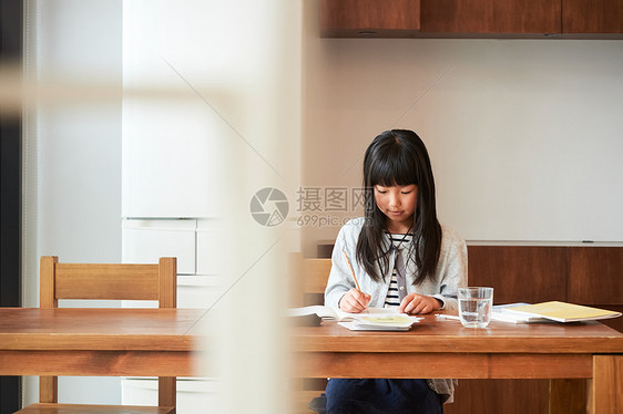 家族佣人小姑娘家庭学习女孩在餐厅学习图片