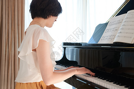 音乐复制空间女孩一个女人弹钢琴图片