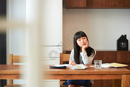 留白少女自然采光家庭学习女孩在餐厅学习图片