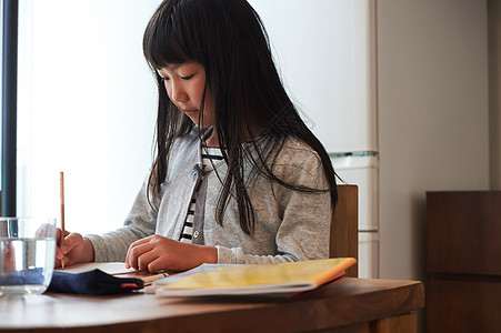 小女孩认真图片