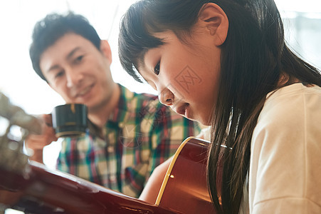 爸爸教女儿学习弹吉他图片