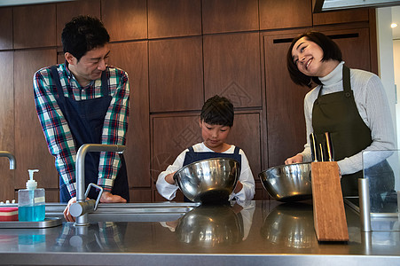 一家人在家里享受烹饪图片