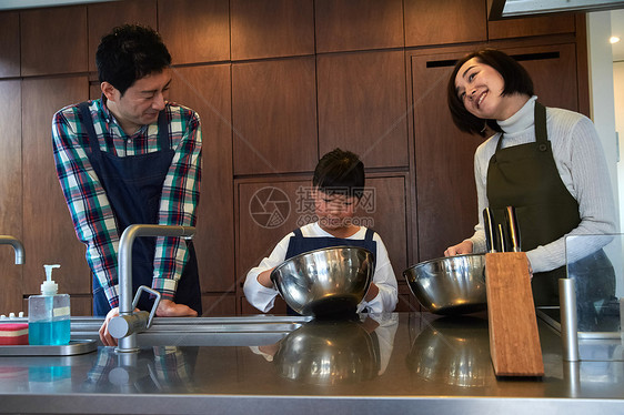 一家人在家里享受烹饪图片