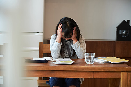 烦恼小女孩背景