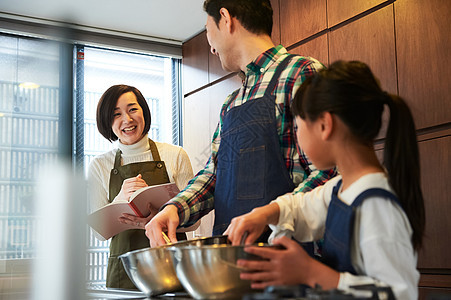 父母和孩子们享受烹饪图片