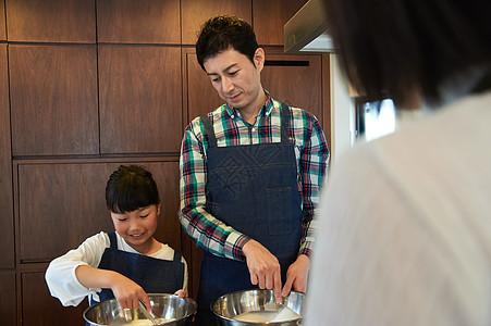 父母和孩子们享受烹饪图片