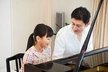 在家里弹钢琴的父女图片