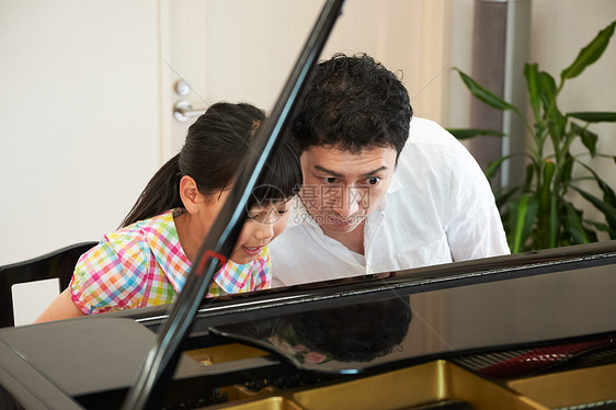 在家里弹钢琴的父女图片