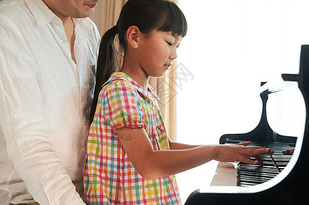 女生上课假期钢琴课图片